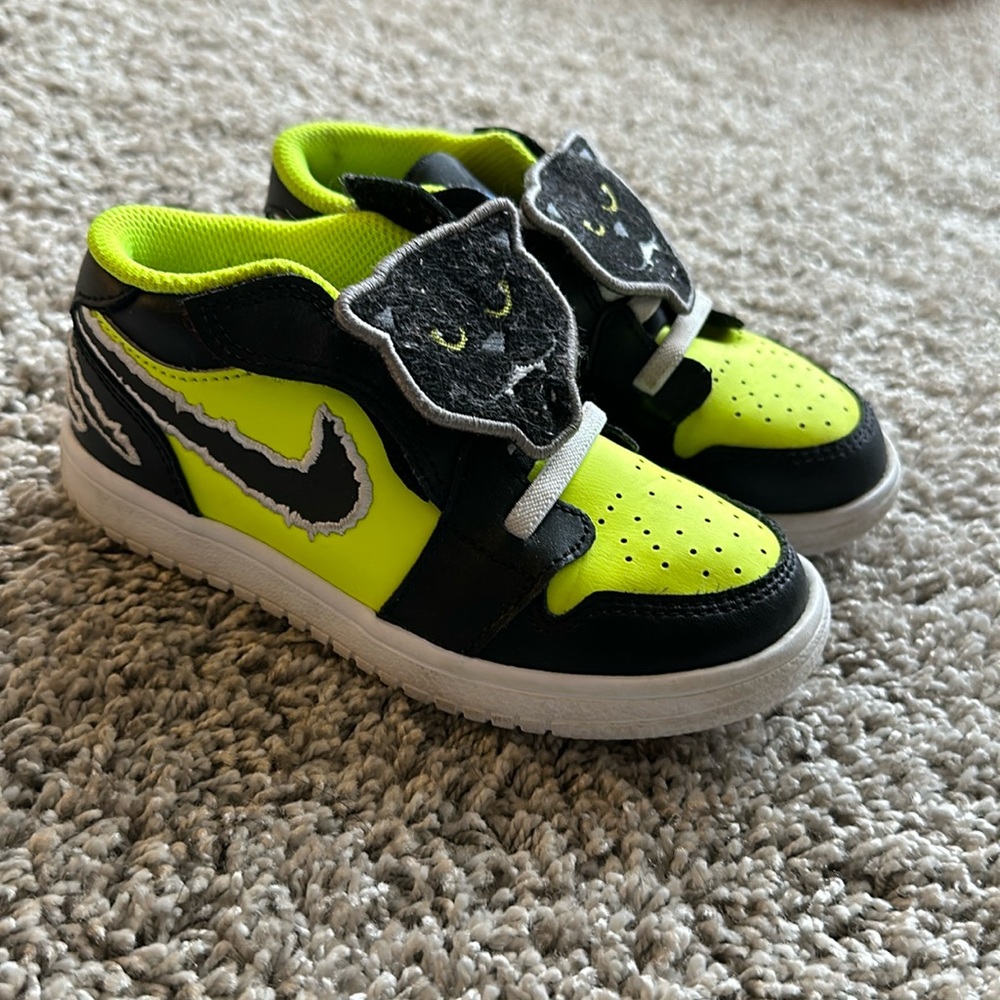 Kids black panther nike shoes size 10C